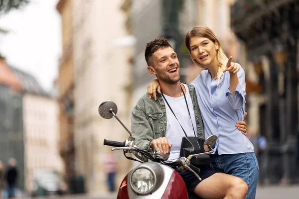 Feliz Casal Viajantes Turísticos Torno Cidade Com Scooter Moto Amigos — Fotografia de Stock