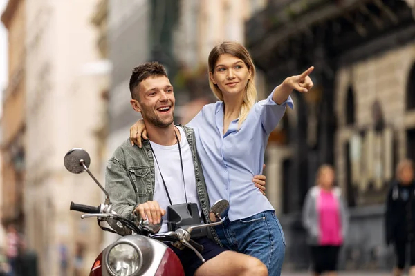 Feliz Casal Viajantes Turísticos Torno Cidade Com Scooter Moto Amigos — Fotografia de Stock