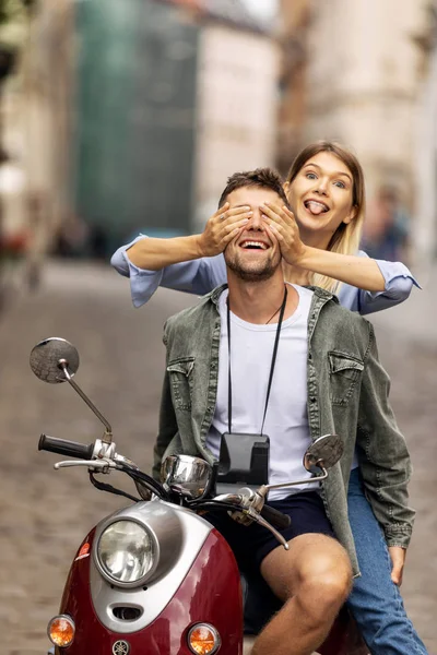 Feliz Casal Viajantes Turísticos Torno Cidade Com Scooter Moto Amigos — Fotografia de Stock