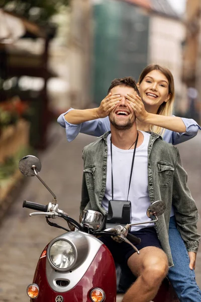 Feliz Casal Viajantes Turísticos Torno Cidade Com Scooter Moto Amigos — Fotografia de Stock