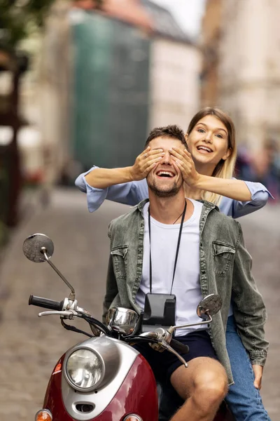 Feliz Casal Viajantes Turísticos Torno Cidade Com Scooter Moto Amigos — Fotografia de Stock