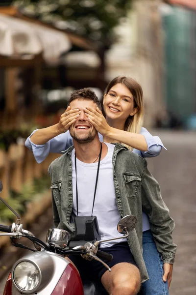 Heureux Couple Voyageurs Touristiques Autour Ville Avec Scooter Moto Promenez — Photo