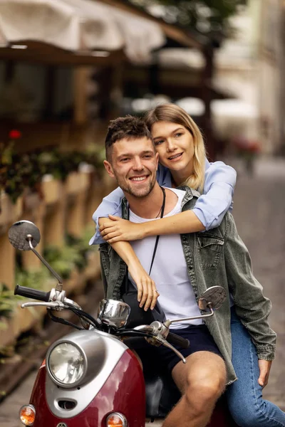 Feliz Casal Viajantes Turísticos Torno Cidade Com Scooter Moto Amigos — Fotografia de Stock