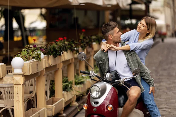 Feliz Casal Viajantes Turísticos Torno Cidade Com Scooter Moto Amigos — Fotografia de Stock