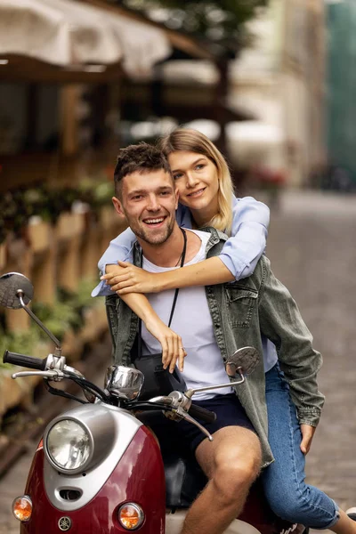 Feliz Casal Viajantes Turísticos Torno Cidade Com Scooter Moto Amigos — Fotografia de Stock