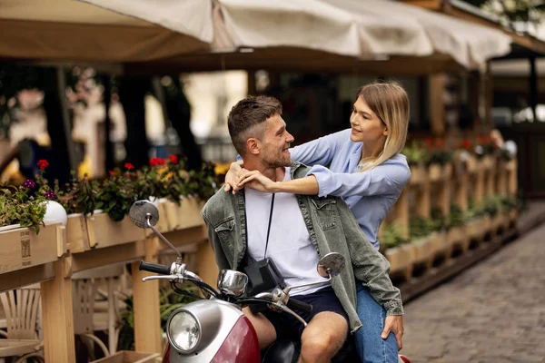 Feliz Pareja Viajeros Turísticos Por Ciudad Con Moto Scooter Vagar —  Fotos de Stock