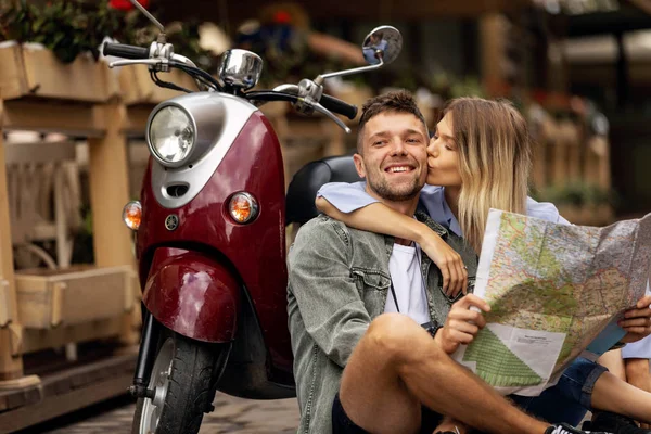 Feliz Casal Viajantes Turísticos Torno Cidade Com Scooter Moto Amigos — Fotografia de Stock