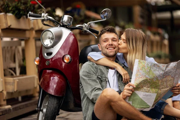 Feliz Casal Viajantes Turísticos Torno Cidade Com Scooter Moto Amigos — Fotografia de Stock