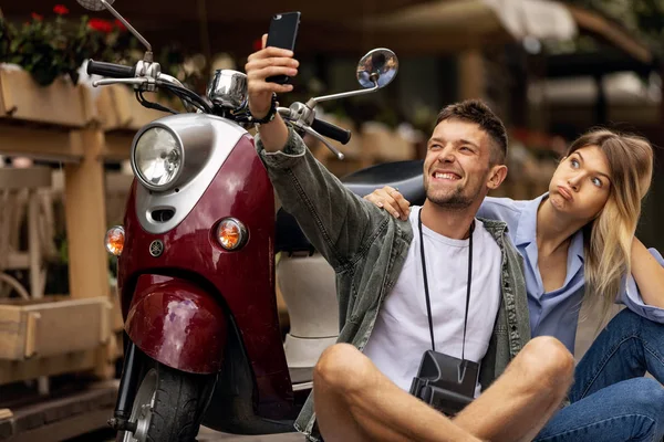 Couple Heureux Scooter Faisant Selfie Photo Sur Smartphone Plein Air — Photo