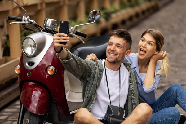 Casal Feliz Scooter Fazendo Foto Selfie Smartphone Livre Pessoas Viajam — Fotografia de Stock