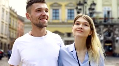 Motosiklet scooter ile şehir etrafında turist gezginler Happy çift - Wander arkadaşlar şehirde yol gezisi eğlenmek - Dünya turunda yetişkin insanlarla seyahat konsepti - Sıcak filtre