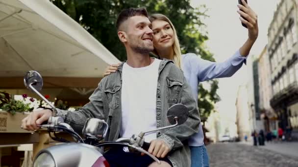 Feliz Pareja Viajeros Turísticos Por Ciudad Con Moto Scooter Vagar — Vídeos de Stock