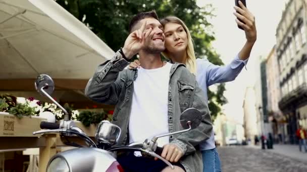 Pareja Feliz Scooter Haciendo Foto Selfie Teléfono Inteligente Aire Libre — Vídeos de Stock