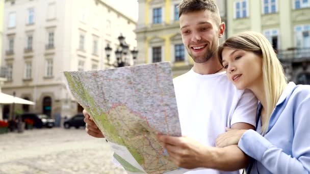 Ζευγάρι Χάρτη Ταξίδια Διακοπές Αξιοθέατα Ευτυχισμένος Τουριστικά Άνδρα Και Γυναίκας — Αρχείο Βίντεο