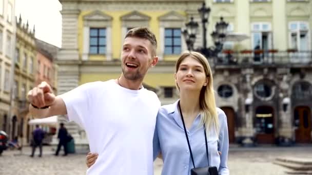 Perjalanan Tourist Couple Traveling Walking Street Portrait Beautiful Young Woman — Stok Video