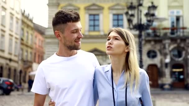 Perjalanan Tourist Couple Traveling Walking Street Portrait Beautiful Young Woman — Stok Video