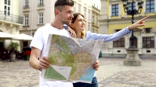 Pareja Con Mapa Vacaciones Viaje Visitas Turísticas Hombre Mujer Turista — Vídeos de Stock