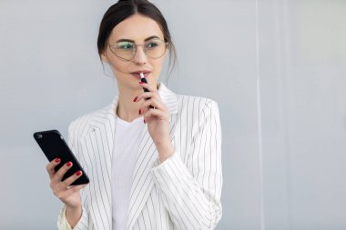 Modern akıllı telefon kullanarak takım elbise giyen başarılı iş kadını Kırpılmış görüntü
