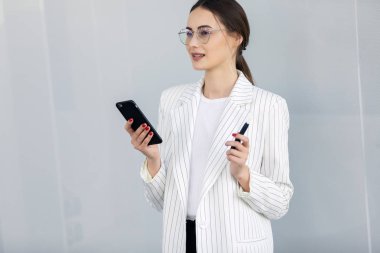 Modern akıllı telefon kullanarak takım elbise giyen başarılı iş kadını Kırpılmış görüntü