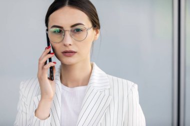 İş kadını ile kahve ve ofisinin telefonda konuşuyor