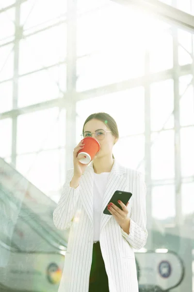 Imagen Recortada Exitosa Mujer Negocios Que Lleva Traje Usando Teléfono — Foto de Stock