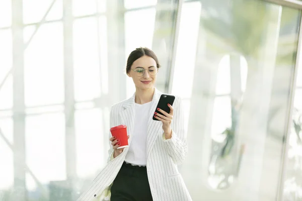 Imagen Recortada Exitosa Mujer Negocios Que Lleva Traje Usando Teléfono — Foto de Stock