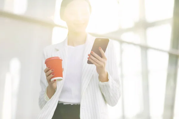 Imagen Recortada Exitosa Mujer Negocios Que Lleva Traje Usando Teléfono — Foto de Stock