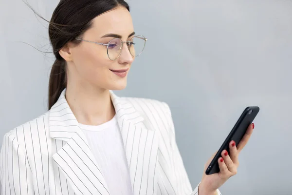 Bijgesneden Afbeelding Van Succesvolle Zakenvrouw Dragen Pak Met Behulp Van — Stockfoto