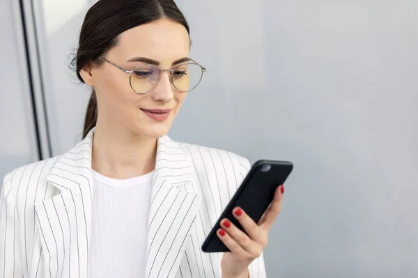 Cropped Image Successful Business Woman Wearing Suit Using Modern Smartphone — Stock Photo, Image