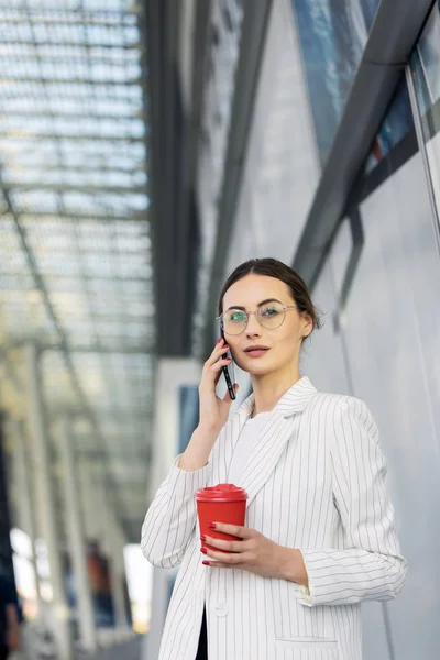 Mujer Negocios Con Café Hablando Por Teléfono Cerca Oficina — Foto de Stock