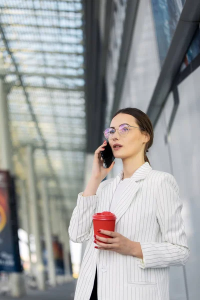 Mujer Negocios Con Café Hablando Por Teléfono Cerca Oficina — Foto de Stock