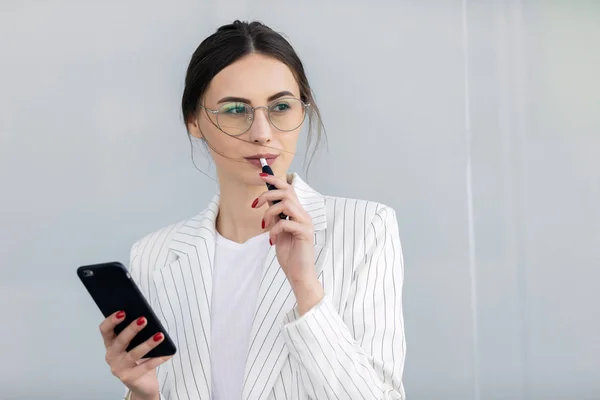 Bijgesneden Beeld Van Succesvolle Zakelijke Vrouw Dragen Pak Met Behulp — Stockfoto