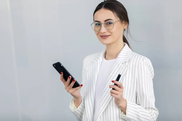 Bijgesneden Beeld Van Succesvolle Zakelijke Vrouw Dragen Pak Met Behulp — Stockfoto