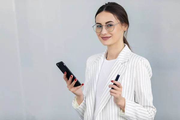 Bijgesneden Beeld Van Succesvolle Zakelijke Vrouw Dragen Pak Met Behulp — Stockfoto