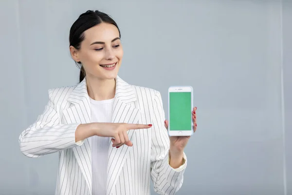 Усміхнена Молода Бізнес Леді Білому Светрі Показує Смартфон Зеленим Екраном — стокове фото