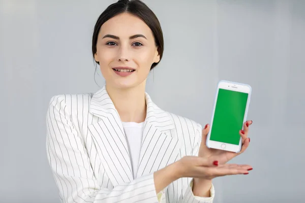 Giovane Donna Affari Sorridente Maglione Bianco Che Mostra Smartphone Con — Foto Stock