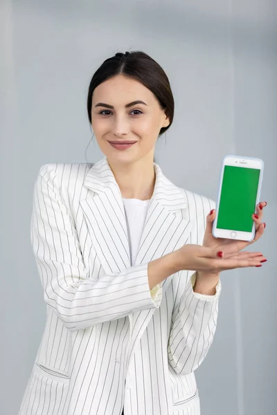 Giovane Donna Affari Sorridente Maglione Bianco Che Mostra Smartphone Con — Foto Stock