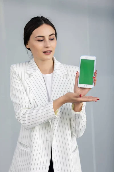 Giovane Donna Affari Sorridente Maglione Bianco Che Mostra Smartphone Con — Foto Stock