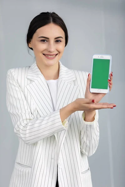 Giovane Donna Affari Sorridente Maglione Bianco Che Mostra Smartphone Con — Foto Stock
