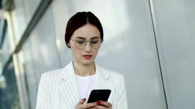 Gülümseyen güzel iş kadın kolları ile geçti