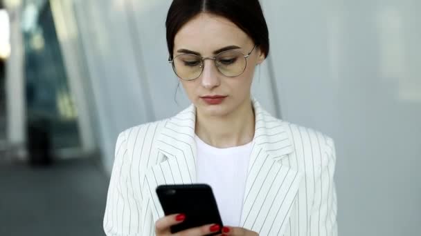 Souriant Jolie Femme Affaires Avec Les Bras Croisés — Video