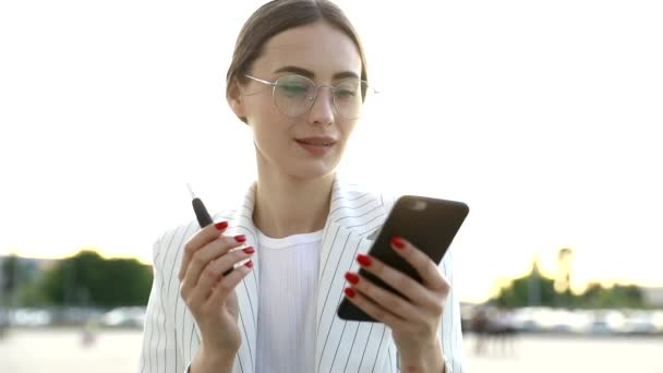 Imagen Recortada Exitosa Mujer Negocios Que Usa Traje Usando Teléfono — Vídeo de stock