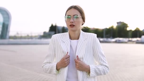 Halflang Portret Van Zakenvrouw Met Handen Gekruist Geïsoleerd Een Witte — Stockvideo