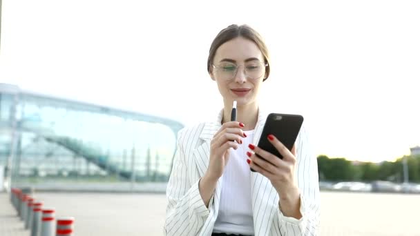 現代のスマートフォンを使ってスーツを着て成功したビジネスウーマンのトリミング画像 — ストック動画