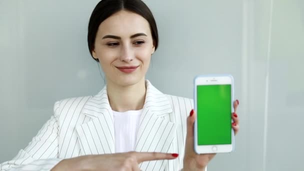 Usmívající Mladá Obchodní Žena Bílém Svetru Smartphone Zelenou Obrazovkou Aplikace — Stock video