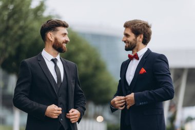  İş, teknoloji ve insan kavramı. Meetin'de iletişim kuran iki genç işadamının görüntüsü