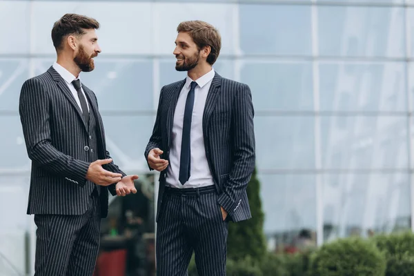 Conceito Negócios Tecnologia Pessoas Imagem Dois Jovens Empresários Que Comunicam — Fotografia de Stock