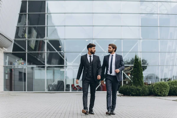 Retrato Dois Felizes Sucesso Bonito Homem Negócios Andar Falar Rua — Fotografia de Stock