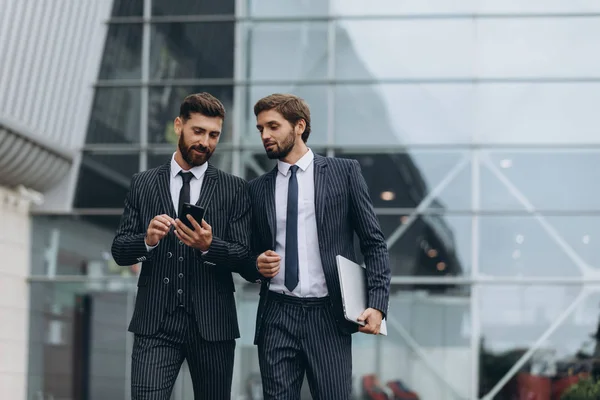 Two Businessmen Discussing Together News Smart Phone Business Travel Business — Stock Photo, Image