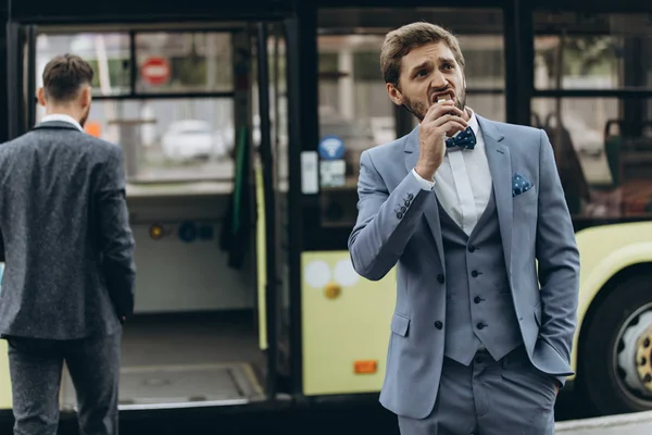 Jonge Zakenman Glimlachend Terwijl Hij Een Bus Staat Tijdens Zijn — Stockfoto